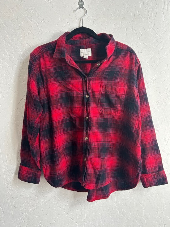 American Eagle Outfitters Tops - American Eagle loose fitting red and black flannel for layering
